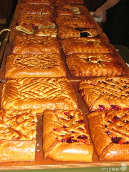 Пирог с яблоками, изюмом и арахисом 1 кг